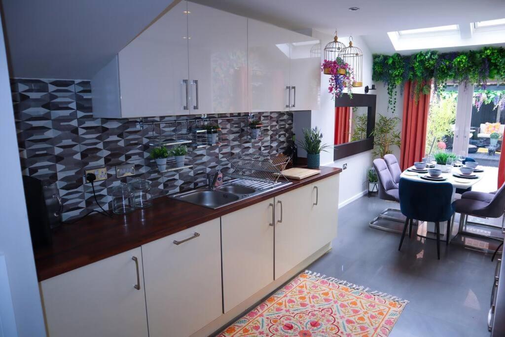 Stylish House For 9 With Patio *