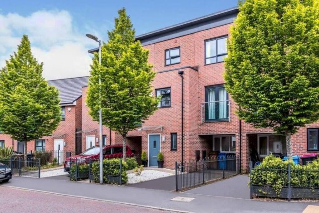 Stylish House For 9 With Patio Manchester
