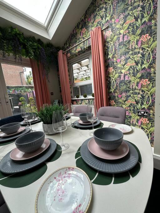 Holiday home Stylish House For 9 With Patio Manchester