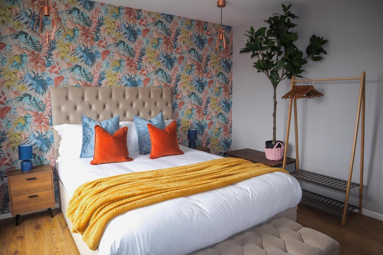 Stylish House For 9 With Patio Holiday home