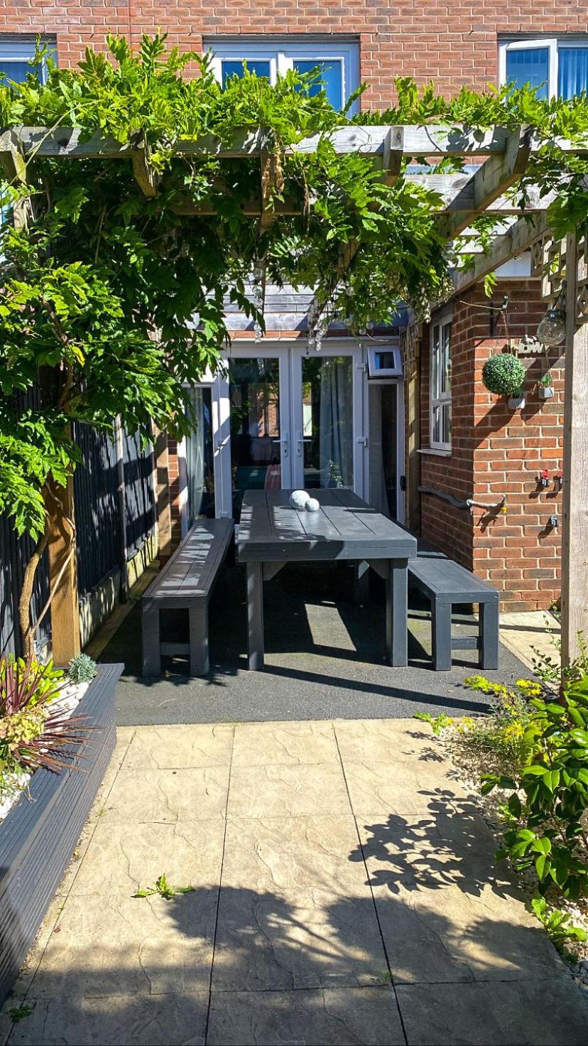 Stylish House For 9 With Patio Manchester