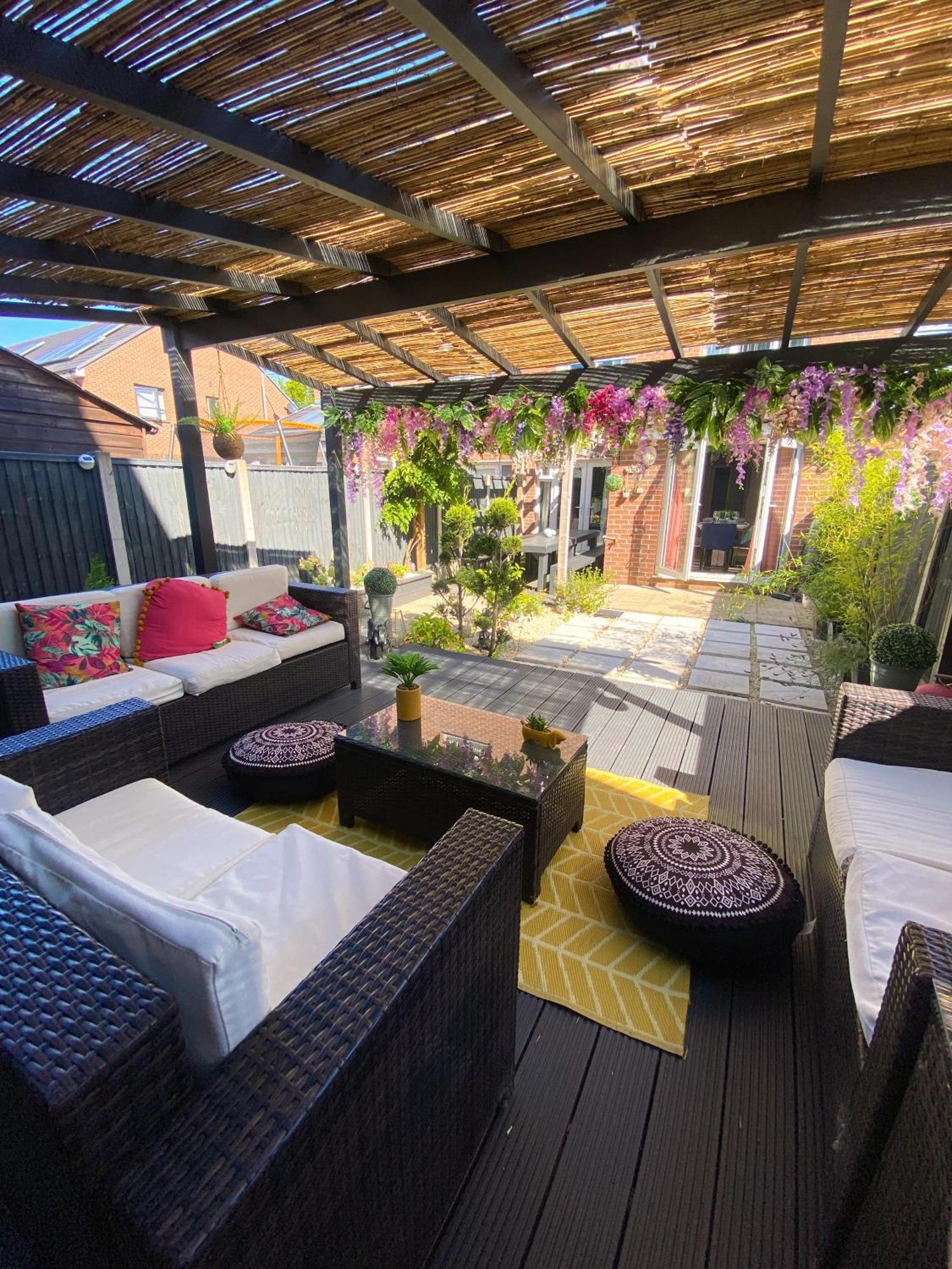 Stylish House For 9 With Patio Manchester