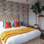 Stylish House For 9 With Patio