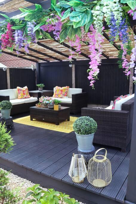 Stylish House For 9 With Patio