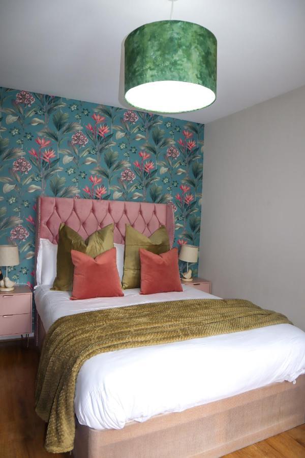 Stylish House For 9 With Patio Manchester